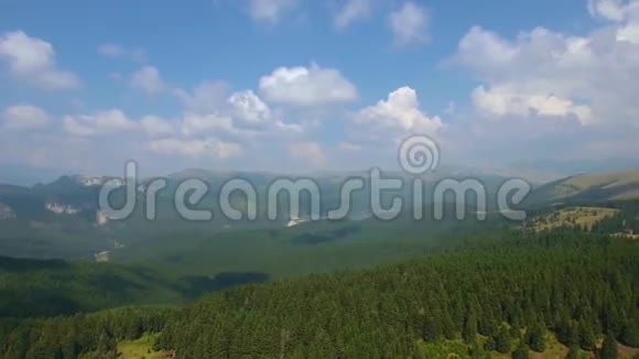 狭窄山谷和山脉的空中拍摄视频的预览图
