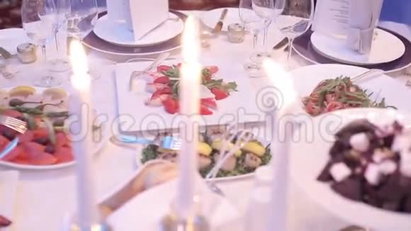 婚礼桌用蜡烛视频的预览图