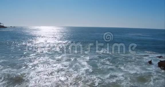 完美的空中广射马里布加州海滩从直升机的角度来看白色的海浪拍打在沙滩上视频的预览图