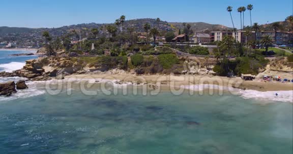 完美的空中广射马里布加州海滩从直升机的角度来看白色的海浪拍打在沙滩上视频的预览图