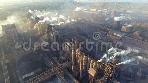 冶金厂的俯视图从工厂管道里冒出来的烟生态视频的预览图