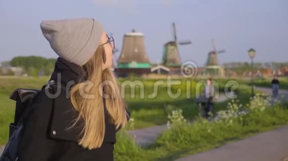 女子由风车视频的预览图
