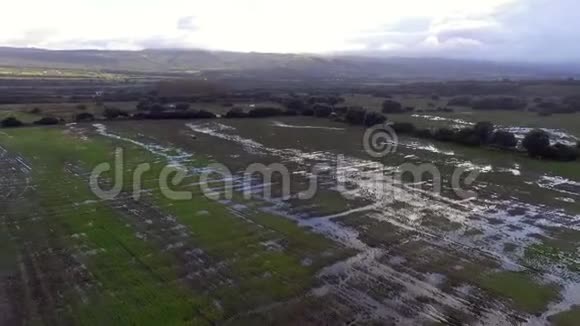 暴雨过后无人驾驶的洪水淹没了农田和河流俯视着这片土地视频的预览图