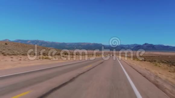 犹他州惊人的乡村公路POV驾驶视频的预览图