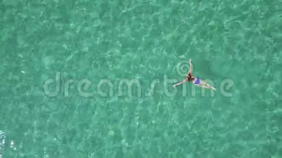 从高处看清澈大海中游泳的女人视频的预览图