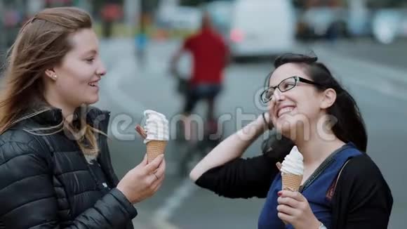 夏天吃冰淇淋视频的预览图