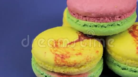 蓝色盘子上有粉色黄色和绿色的苹果视频的预览图