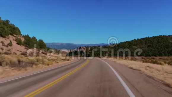 犹他州惊人的乡村公路POV驾驶视频的预览图