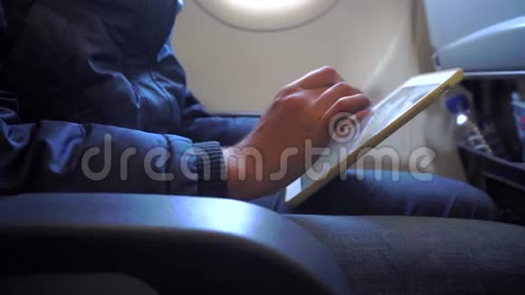 女性在飞机上使用平板电脑视频的预览图