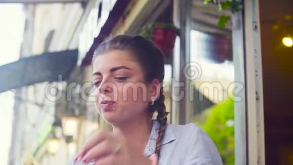 年轻女人吃饼干的肖像视频的预览图