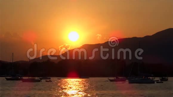 橙色的日落时间云船和黑山视频的预览图