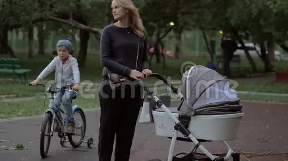 妈妈和宝宝和大儿子一起在户外散步视频的预览图