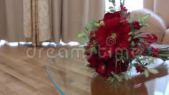 红色美丽的新娘花束躺在镜子桌上视频的预览图