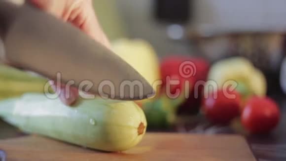 以蔬菜为背景的女性手切西葫芦视频的预览图