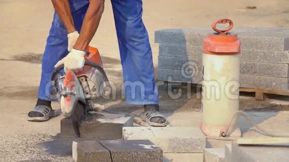 建筑工人用圆锯切割混凝土块视频的预览图