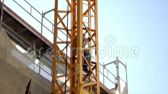 工人攀爬起重机视频的预览图