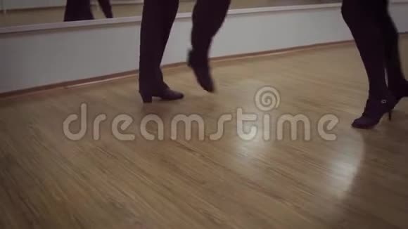 在舞蹈室跳舞的男女腿视频的预览图