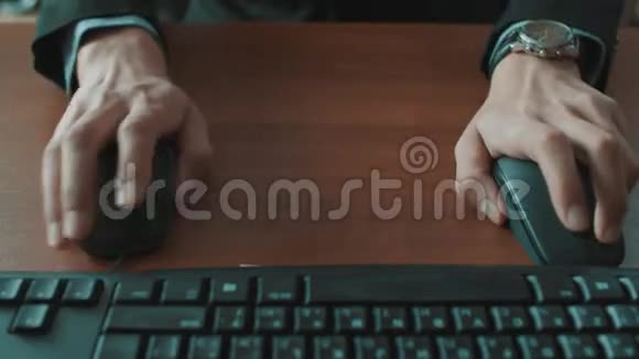 办公室职员穿着黑色夹克灰色衬衫快速使用两台电脑视频的预览图