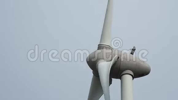 风力涡轮机的细节风力发电机的发电机和底座可再生能源电动风车视频的预览图