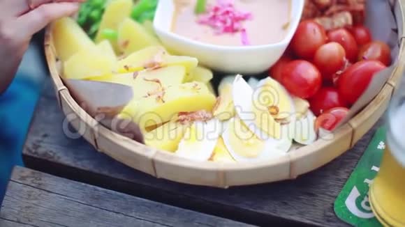 吃蔬菜沙拉从豆腐奶酪豆绿西红柿煮鸡蛋土豆和鸡肉与酱汁视频的预览图