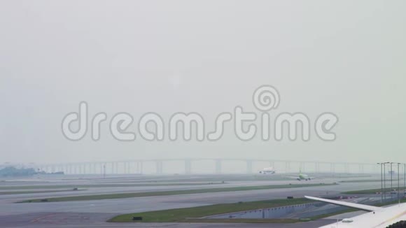 在机场候机楼起飞的旅客飞机在跑道上驾驶飞机降落后在跑道上飞行视频的预览图