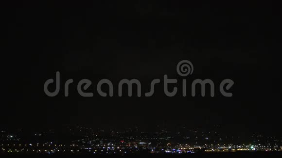 天空和城市在夜晚闪电般的跳跃视频的预览图