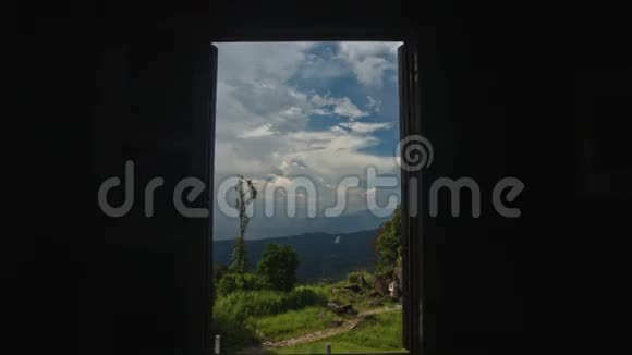 摄像机加宽窗口显示景观通过视频的预览图