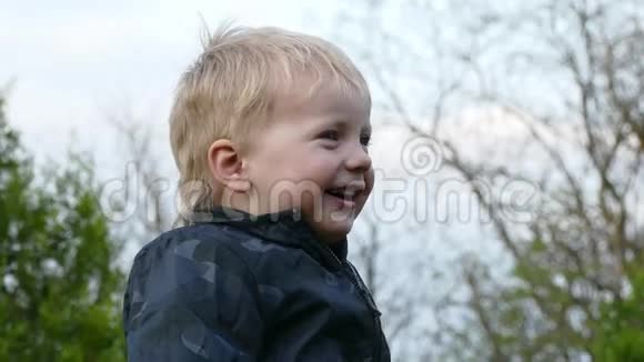 一个快乐的小男孩滑稽地笑着的特写肖像视频的预览图