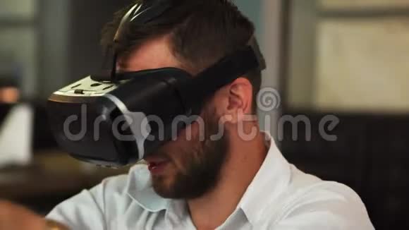 青年企业家团体与VR耳机会面视频的预览图