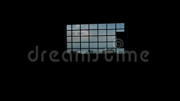 摄像机沿大窗口移动显示景观通过视频的预览图