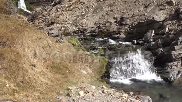 福克兰群岛岩石海岸和山脉的瀑布动力水视频的预览图