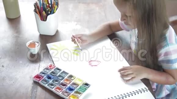 儿童艺术家画水彩画视频的预览图