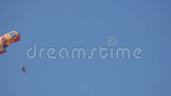在蓝天背景上降落伞视频的预览图