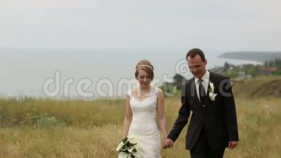 婚礼情侣散步视频的预览图