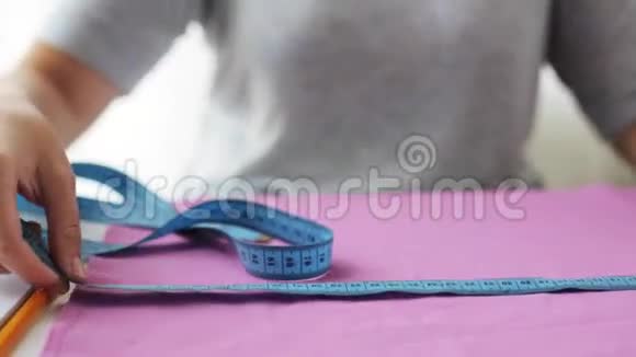 带量带和布料的裁缝视频的预览图