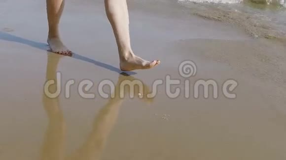 一个漂亮的女孩穿着比基尼在海滩上奔跑视频的预览图