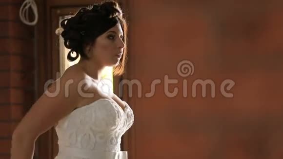 新娘照镜子在婚礼当天早上试穿婚纱视频的预览图