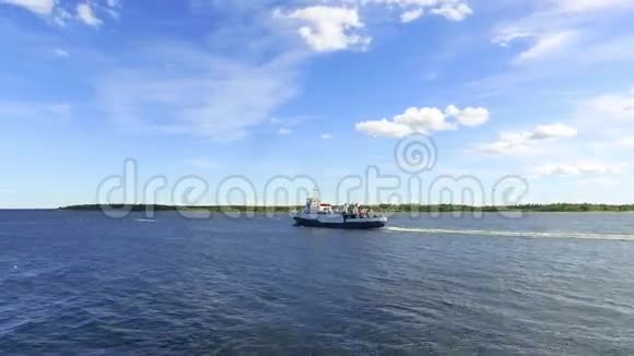 客船在湖里航行视频的预览图