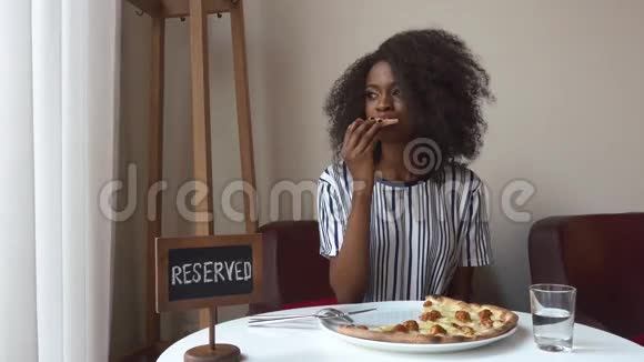 优雅的素食主义者非裔美国女人吃披萨没有肉餐厅提供商务午餐视频的预览图
