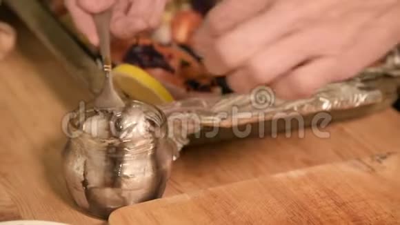家中厨房里一个女孩的双手合拢用盘子把玻璃罐里的短跑出来健康家园视频的预览图