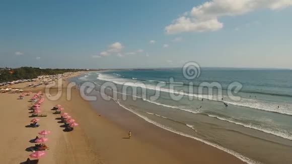 鸟瞰美丽的海滩与冲浪者巴厘岛库塔视频的预览图