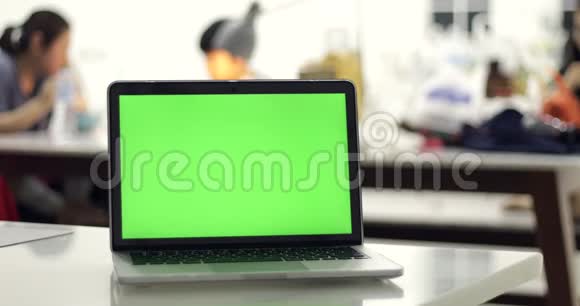 4K一台笔记本电脑在工作办公室桌子上设置一个绿色的关键屏幕视频的预览图