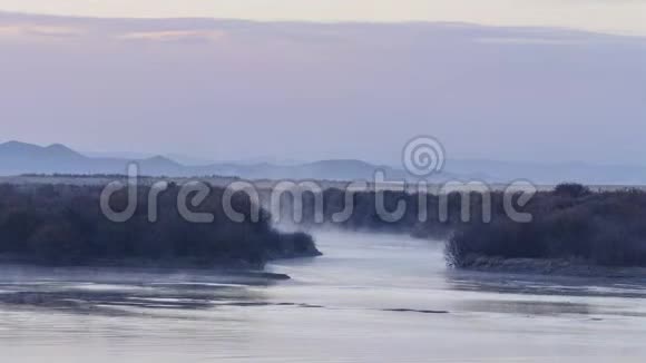 清晨的薄雾笼罩着河水清晨的雾河晨湖上的景观雾视频的预览图