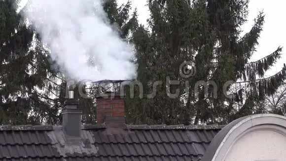 有热气闪烁的房子顶部的吸烟烟囱和烟斗视频的预览图