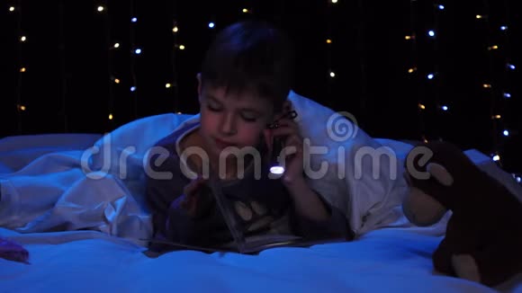 孩子晚上在床上看书博克背景视频的预览图
