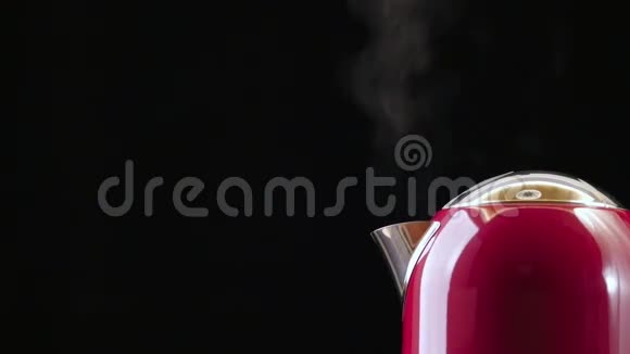 在黑色背景上烧红水壶视频的预览图