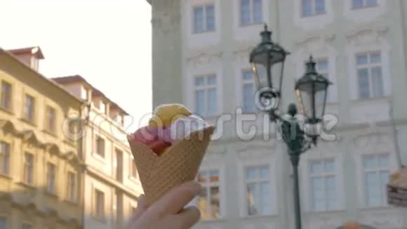 在背景下观看不集中的城市景观然后在华夫饼杯中看到冰淇淋球布拉格捷克共和国视频的预览图