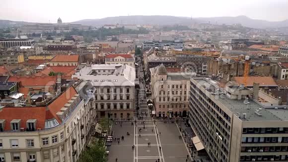布达佩斯圣伊史坦广场的鸟瞰图视频的预览图