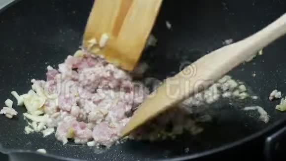 蒜蓉炒片棕榈油和猪肉碎一起炒视频的预览图