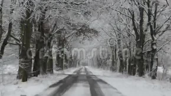 在冬天沿着一条路行驶雪和滑视频的预览图